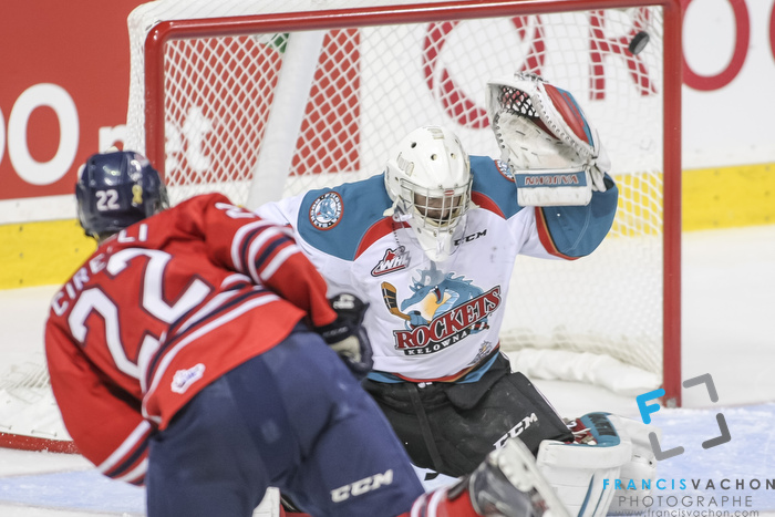Oshawa Generals' Anthony Cirelli scores a goal on Kelowna Rockets goalkeeper Jackson Whistle during Memorial Cup finals action in Quebec City  on Sunday May 31, 2015. Francis Vachon/Postmedia Network