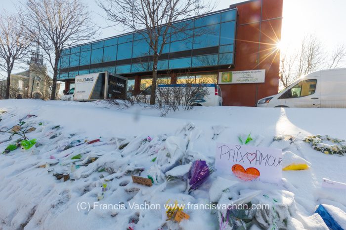 Des camions d'une compagnie de nettoyage sont au travail alors que des fleurs et des messages de sympathie ont été dépossés près de la Grande Mosquée de Québec (Centre Culturel Islamique de Qubec) le 2 fvrier 2017.