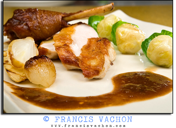 Faisan sauce au chocolat facon ‘mole’ emulsionne a l’huile pimente. Feuille et choux de bruxelle, oignons perle caramelise et champignon king grille